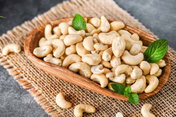 Nằm mê thấy người khác cho hạt điều