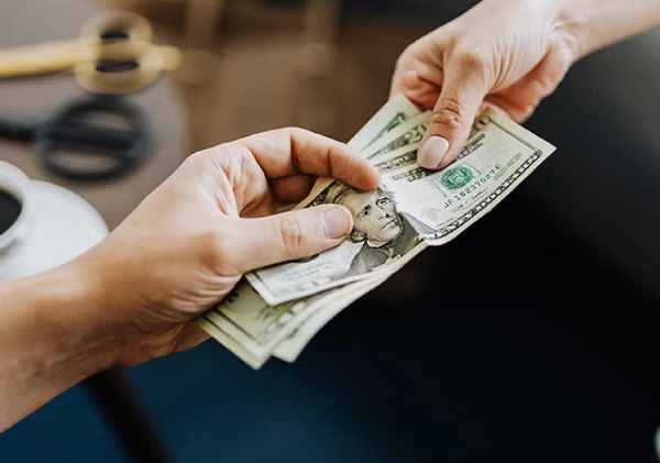 Nằm mơ có người cho tiền là điềm lành hay cảnh báo?