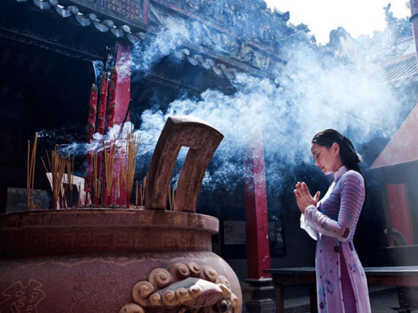Luận giải ý nghĩa giấc mơ thấy đi chùa báo điềm gì?