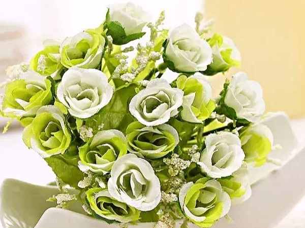 Mơ thấy mua hoa giả ở chợ