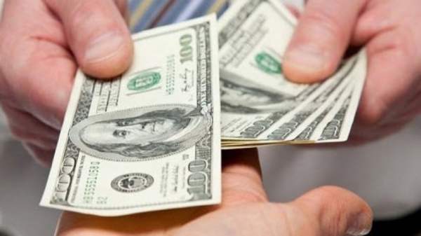 Mơ thấy người thân cho tiền