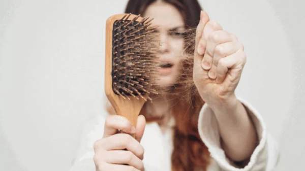 Nằm mê thấy tóc rụng thành từng búi lớn
