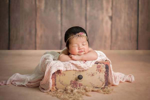 Nằm mơ thấy đẻ con gái là điềm gì? Dấu hiệu đổi vận ra sao?