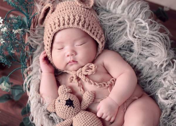 Nằm mơ thấy đẻ con gái là điềm gì? Dấu hiệu đổi vận ra sao?