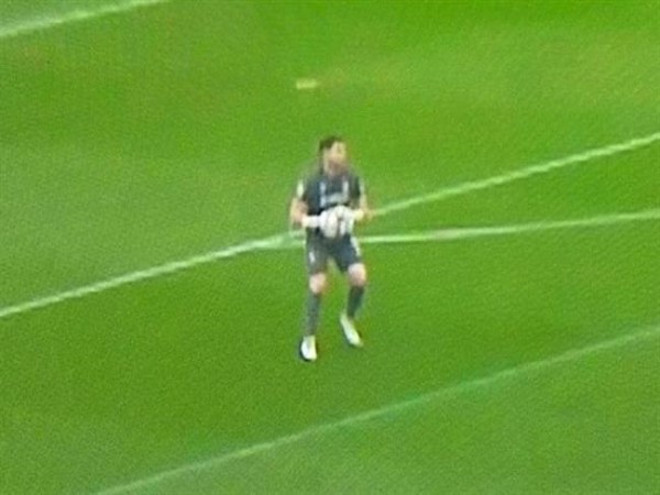 Thủ môn có được bắt bóng ngoài vòng cấm kỹ thuật và chiến thuật