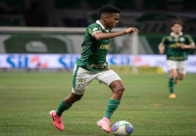 Estevão tài năng trẻ với lối chơi tốc độ và kỹ thuật cá nhân điêu luyện