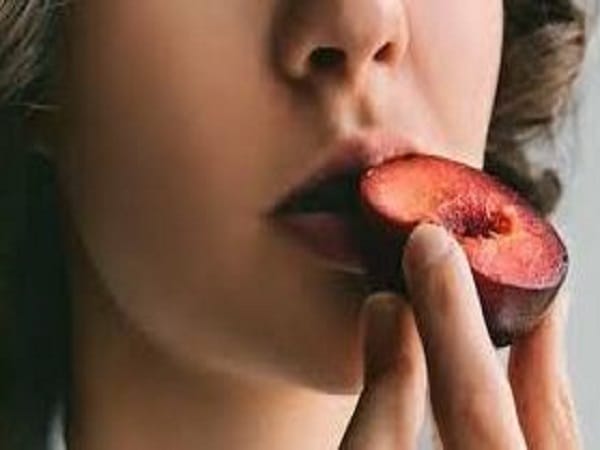 Nằm mơ thấy ăn mận có ý nghĩa gì, số gì mang may mắn?