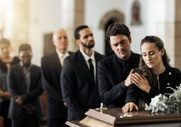 Nằm mơ thấy đám tang người thân có ý nghĩa gì, có đáng lo?