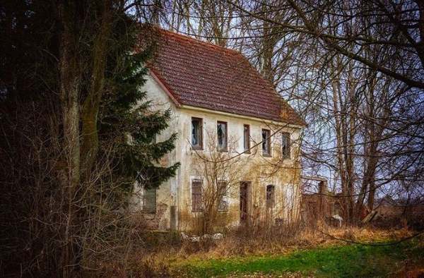 Giải đáp nhanh nằm mơ thấy nhà cũ là điềm báo gì chi tiết