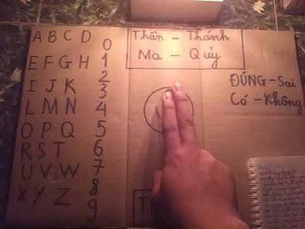 Sử dụng bàn cầu cơ Những cách cầu cơ xin số được truyền tai nhau nhiều nhất